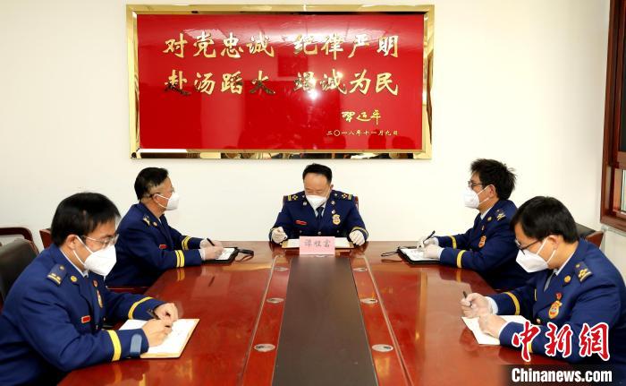 圖為西藏森林消防總隊(duì)在二十大開(kāi)幕會(huì)結(jié)束后組織學(xué)習(xí)討論?！∥鞑厣窒揽傟?duì)供圖