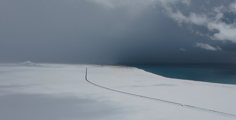 西藏阿里地區(qū)改則縣迎來初雪，銀裝素裹，美如畫卷。