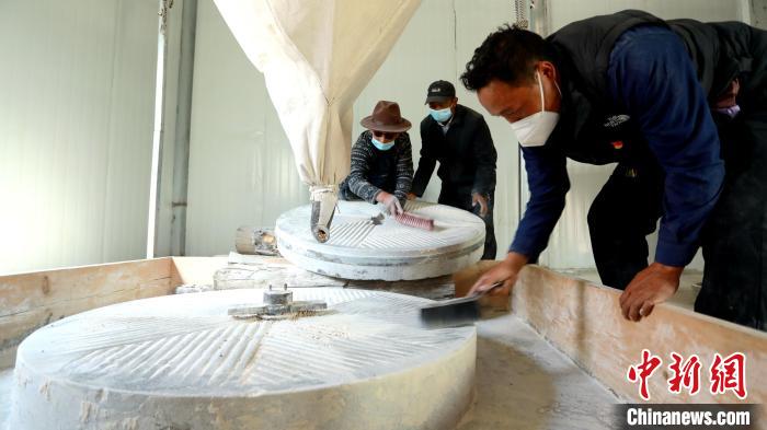 圖為合作社負責人完成糌粑加工后清掃水磨設(shè)施?！〖卫杩h融媒體中心供圖