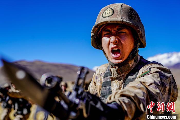 官兵正在進(jìn)行刺殺操訓(xùn)練?！∥鞑厣侥宪姺謪^(qū)某團(tuán)供圖