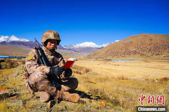 戰(zhàn)士正在品讀該團(tuán)制作下發(fā)的二十大報(bào)告內(nèi)容匯編“口袋書(shū)” ?！∥鞑厣侥宪姺謪^(qū)某團(tuán)供圖