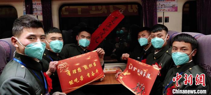 退伍老兵在退伍專(zhuān)列上合影留念?！∥鞑厣侥宪姺謪^(qū)某團(tuán)供圖