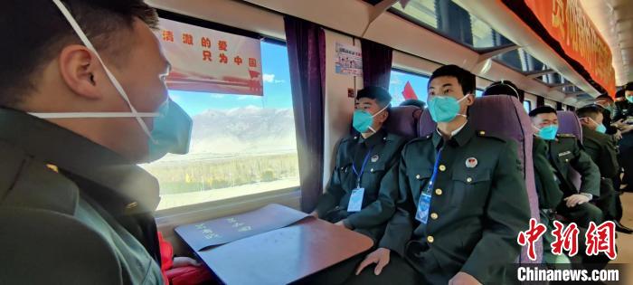 退伍老兵乘坐在退伍專(zhuān)列。　西藏山南軍分區(qū)某團(tuán)供圖