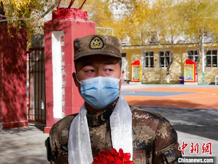 圖為什布奇邊防連退伍老兵臨別前再看一眼連隊(duì)?！詵| 攝