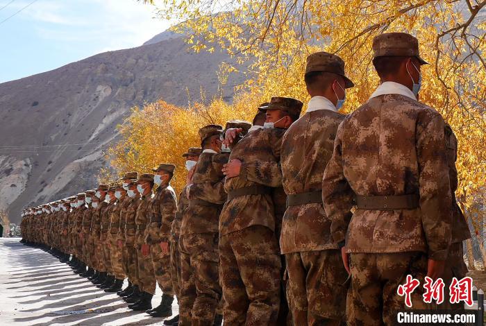 圖為什布奇邊防連退伍老兵與戰(zhàn)友相擁而泣，依依惜別?！⌒觳?攝