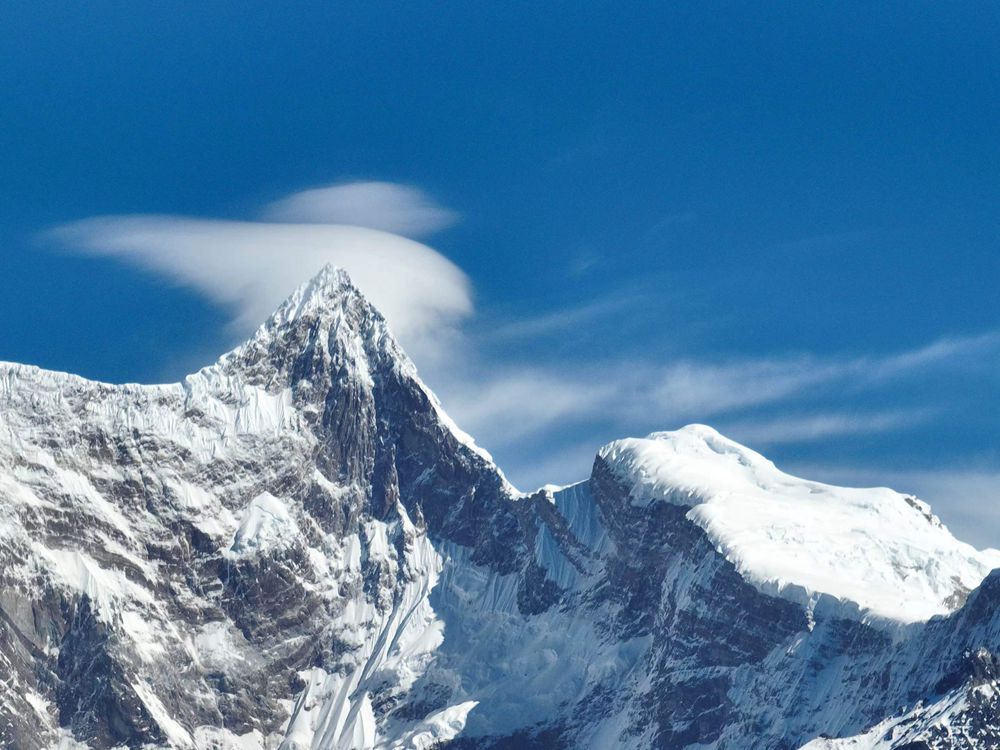 雅魯藏布江遠(yuǎn)處的雪山風(fēng)光。