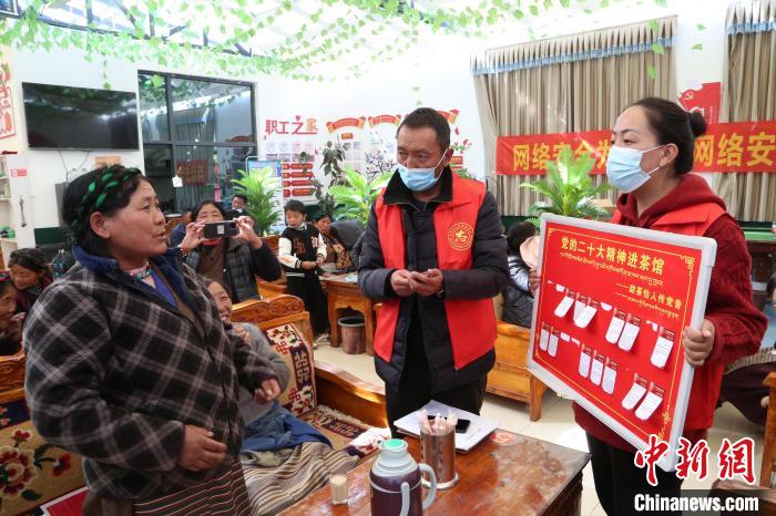 圖為瓊結(jié)縣村民參與問答?！愔闈扇?攝