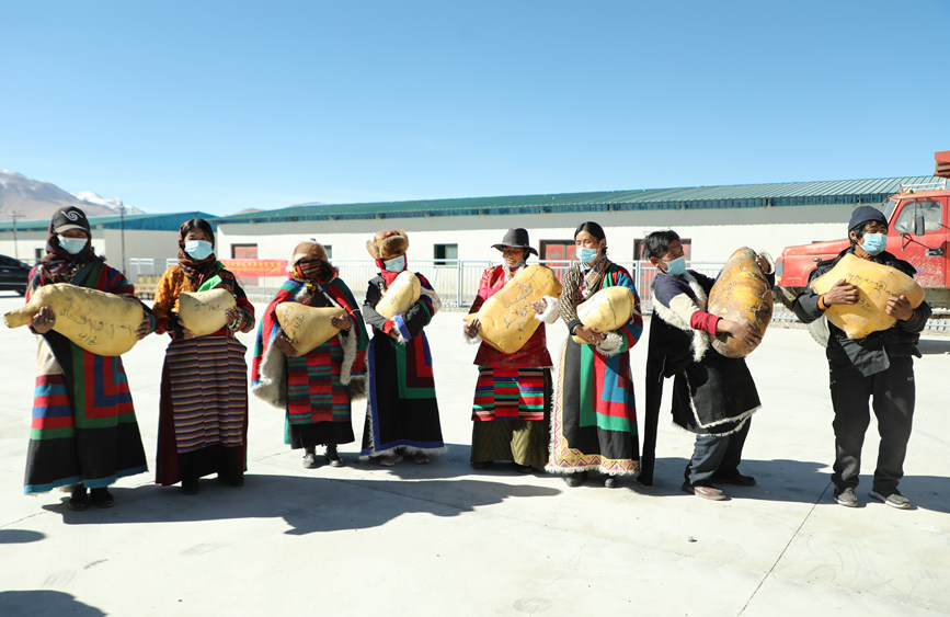 茶措村牧區(qū)改革合作社酥油分紅現(xiàn)場。索朗仁青 攝