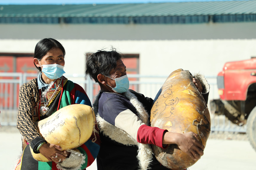 茶措村牧區(qū)改革合作社酥油分紅現(xiàn)場。索朗仁青 攝