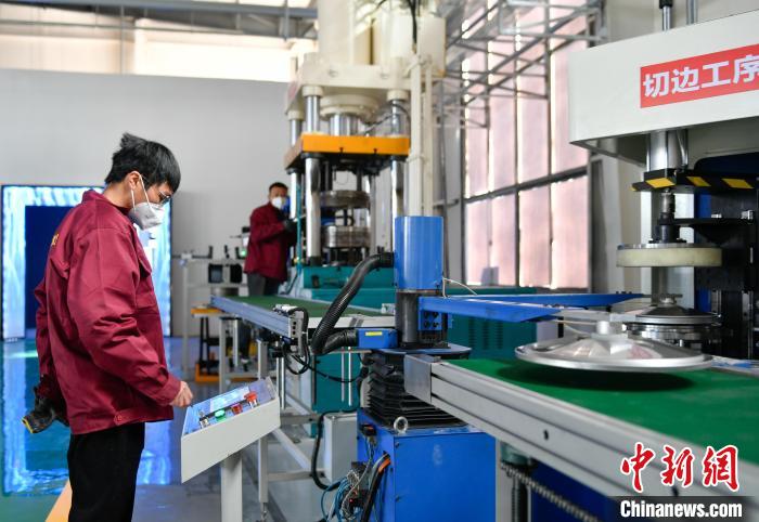 圖為炊具生產線?！∝暩聛硭?攝