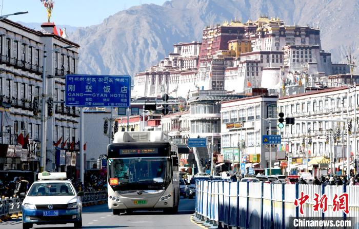 12月7日，一輛公交車從拉薩市城關(guān)區(qū)北京東路駛過(guò)。　李林 攝