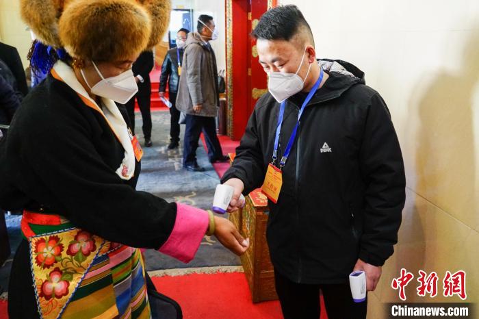 政協(xié)委員測體溫后入場?！〗w波 攝