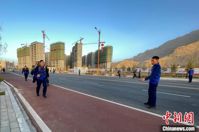 負(fù)重5公里體能訓(xùn)練。　西藏森林消防總隊特勤大隊 供圖