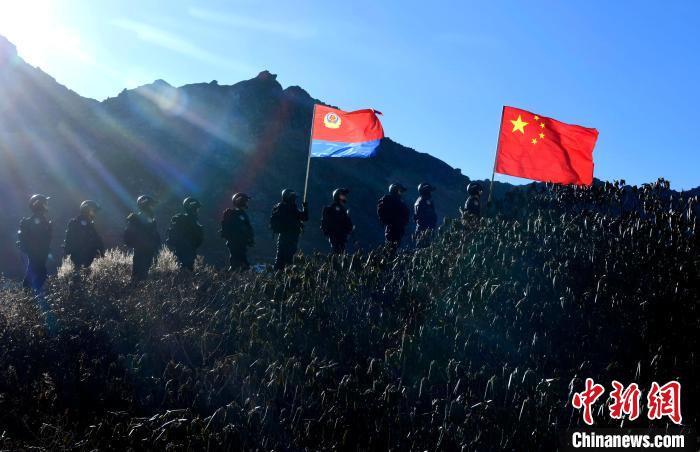 1月6日，移民警察正在乃堆拉巡邏。　李林 攝