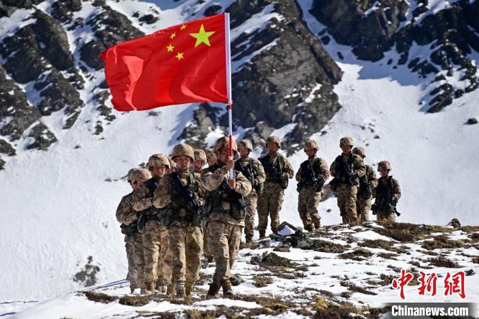 官兵們在巡邊途中?！≡裢?攝