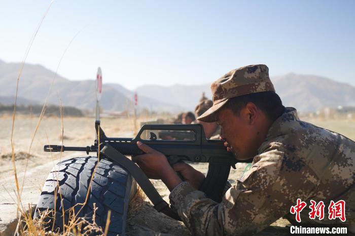 參賽民兵在進(jìn)行瞄準(zhǔn)?！敲衫?攝