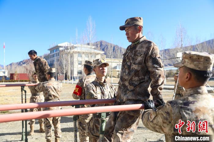 雙杠臂屈伸項(xiàng)目競賽現(xiàn)場?！敲衫?攝