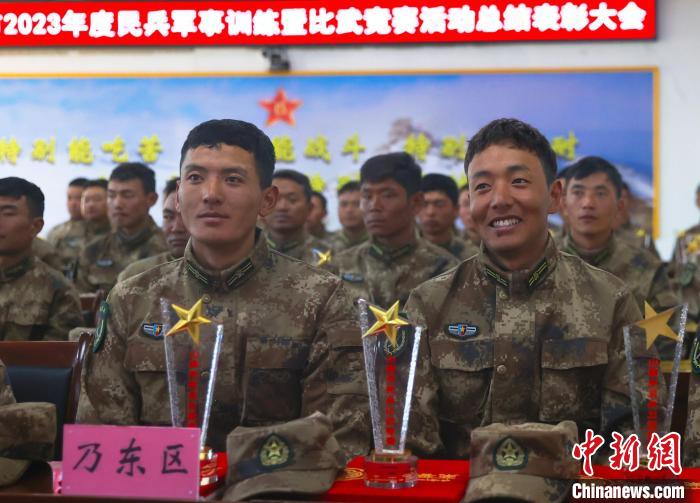 表彰大會(huì)上，獲獎(jiǎng)選手開心瞬間。　吳蒙昆 攝