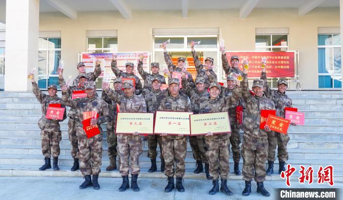 獲獎(jiǎng)選手合影?！敲衫?攝