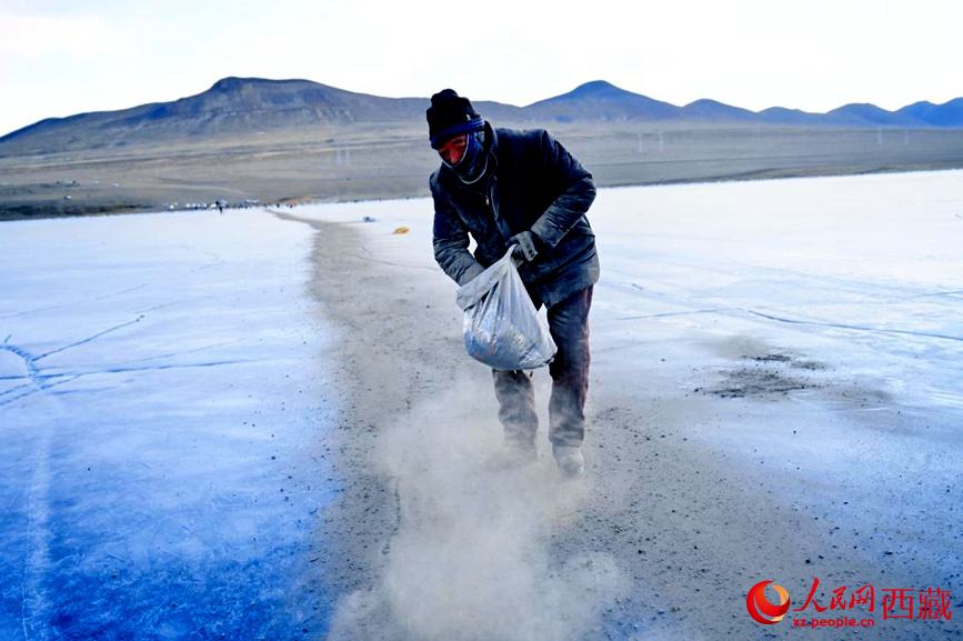 牧民在冰面上撒灰鋪成通道。人民網(wǎng) 李海霞攝