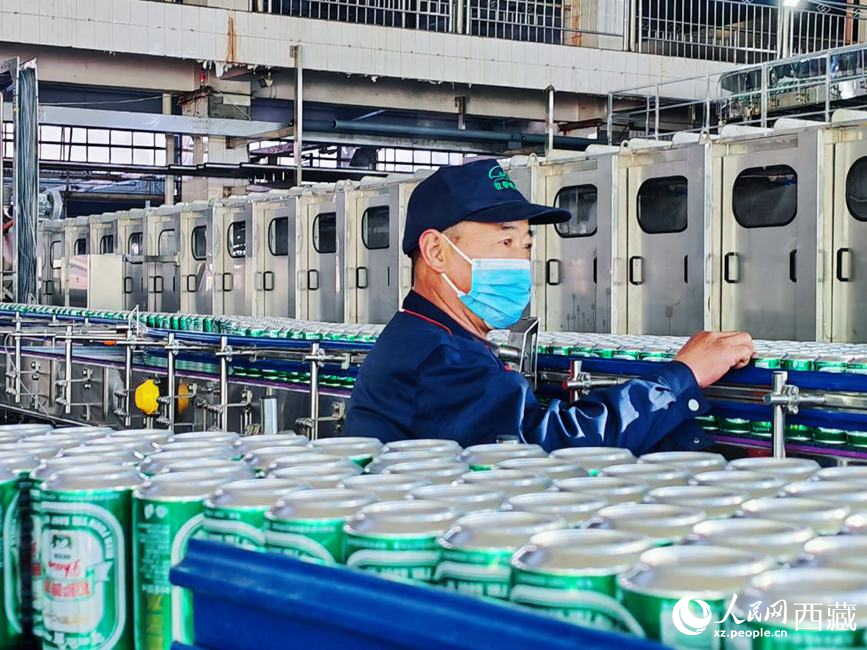 技術(shù)人員在生產(chǎn)線上檢查產(chǎn)品。人民網(wǎng) 李海霞攝