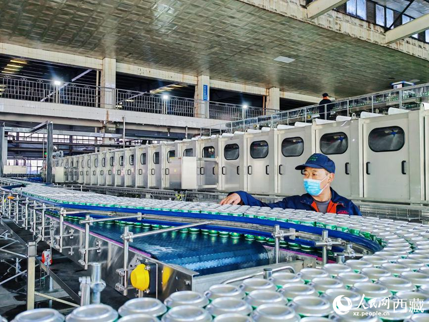 技術(shù)人員在生產(chǎn)線上檢查產(chǎn)品。人民網(wǎng) 李海霞攝