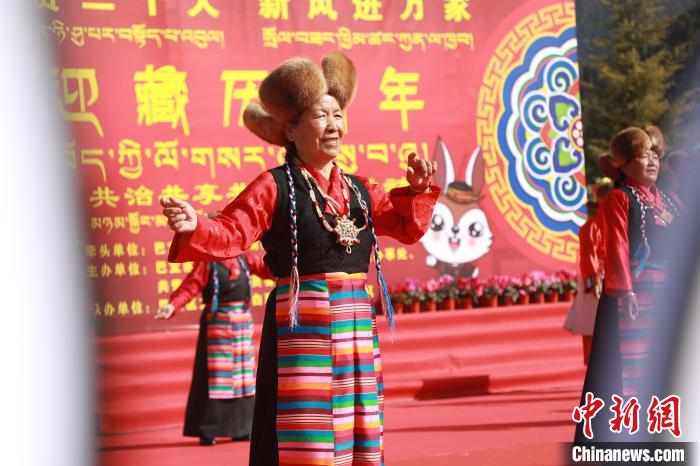 圖為藏歷新年活動現(xiàn)場?！埩?攝
