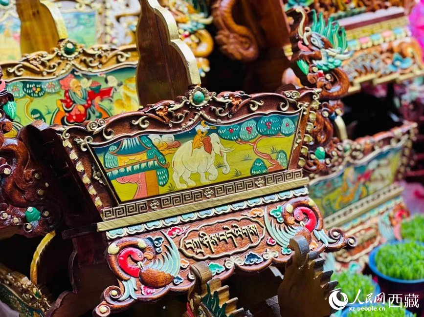 年貨市場上的切瑪盒（切瑪盒是藏歷新年吉祥物，是在精制斗型木盒中用隔板分開，分別盛入炒麥粒和糌粑，插上仔卓，象征著人壽年豐、吉祥如意）。人民網(wǎng) 次仁羅布攝