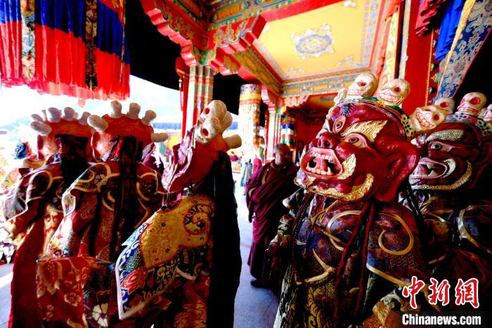 2月19日，楚布寺僧人們佩戴面具準(zhǔn)備參加跳神活動(dòng)。　李林 攝