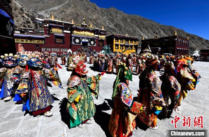 2月19日，楚布寺僧人們佩戴面具參加跳神活動(dòng)?！±盍?攝