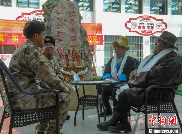 圖為阿里軍分區(qū)某邊防團(tuán)官兵與駐地群眾拉家常。　劉曉東 攝