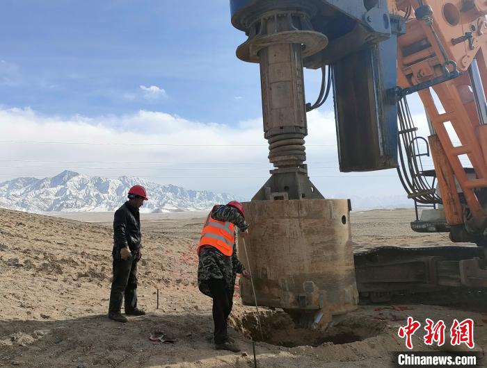 圖為施工人員檢查護筒高度?！⒁婧?攝