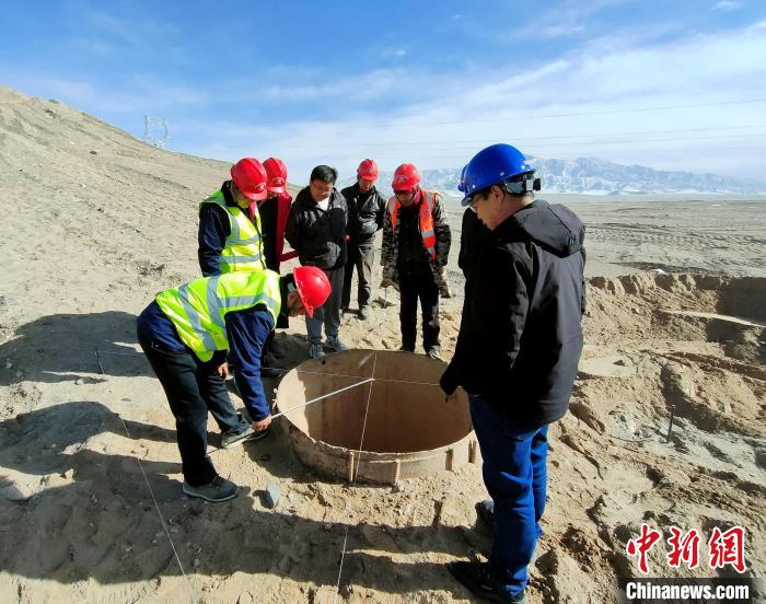 圖為施工人員檢查樁基護筒中心位置。　劉益航 攝