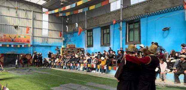 西藏山南:百名游客在扎西曲登社區(qū)沉浸式體驗藏歷新年大年三十——“囊嘎”