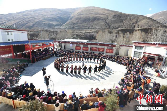 圖為匯報(bào)演出現(xiàn)場?！愔闈扇?攝