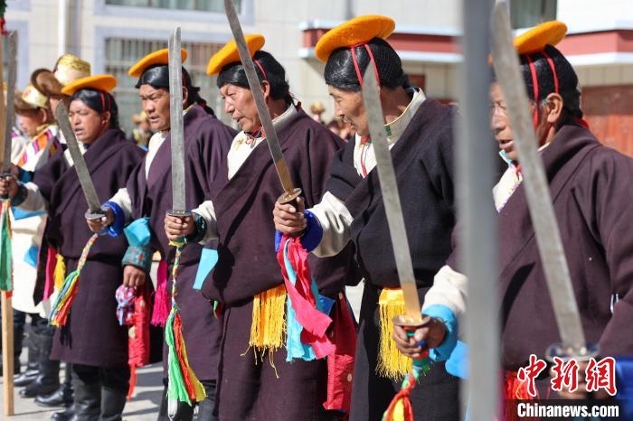 圖為藝人們手持藏刀表演加麻百·甲江。　倫珠澤仁 攝