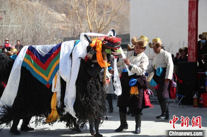 圖為民間藝人表演加麻百·甲江?！愔闈扇?攝