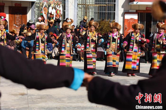 圖為民間藝人表演加麻“果諧”。　倫珠澤仁 攝