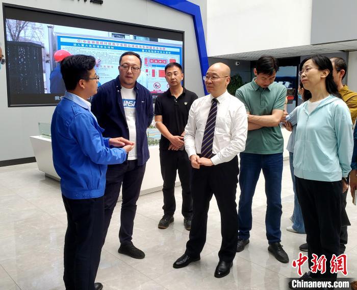 圖為全國政協(xié)委員、農(nóng)工黨青海省委主委王昆(中)在企業(yè)調(diào)研?！」鶟M福 供圖