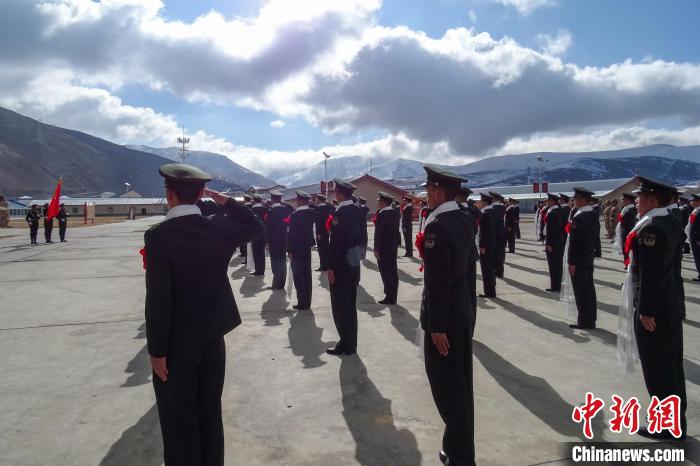 雪山下，退役士兵向軍旗敬軍禮?！±顚W(xué)文 攝