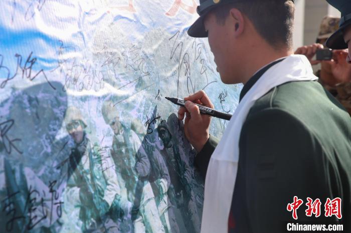 退役士兵簽名留念?！⒖≥x 攝