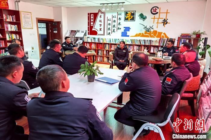 圖為亞東出入境邊防檢查站民警與銀行業(yè)務(wù)人員進(jìn)行金融知識(shí)深入交流?！『?攝