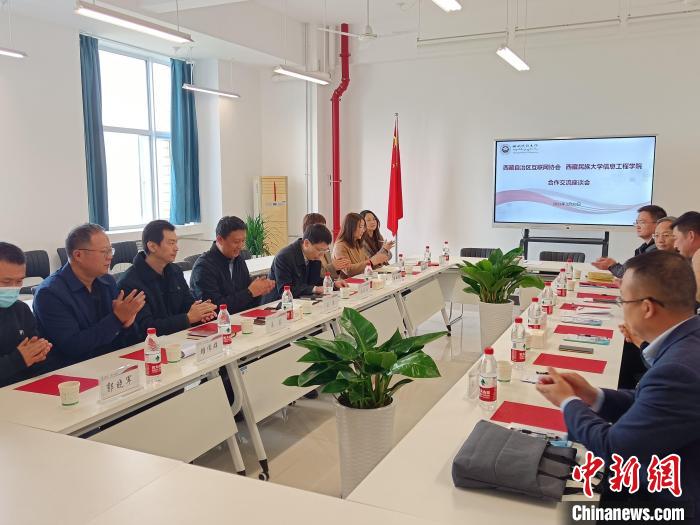 圖為座談會(huì)議現(xiàn)場(chǎng)?！「裆?攝