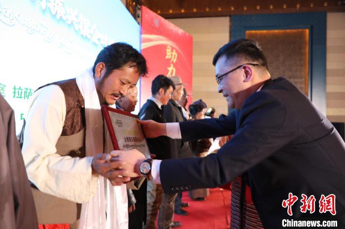 圖為拉薩市銀企對(duì)接洽談會(huì)現(xiàn)場(chǎng)?！「裆愔?攝