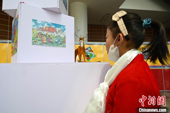 圖為學(xué)生參觀繪畫(huà)展?！≮w朗 攝