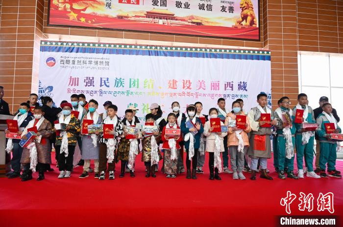 圖為部分獲獎(jiǎng)學(xué)生合影。　趙朗 攝