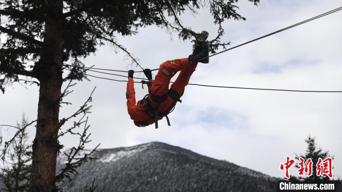 正在進(jìn)行橫渡訓(xùn)練?！∥骼@拉翁 攝