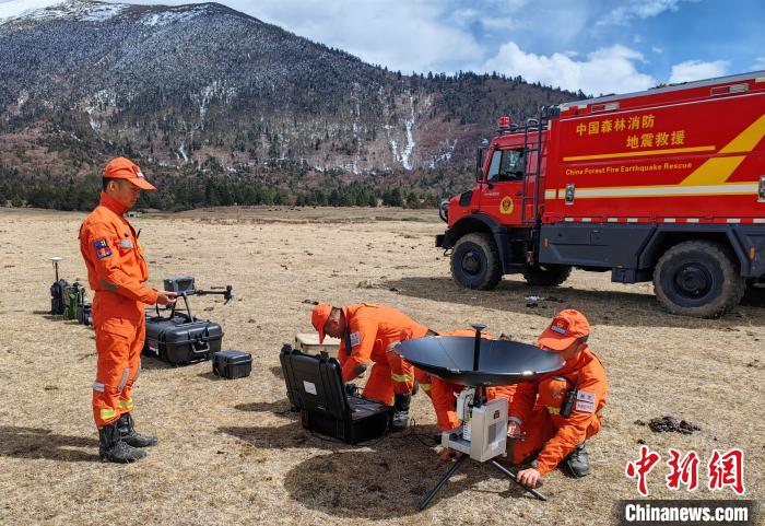 正在進(jìn)行通信通聯(lián)訓(xùn)練?！∥骼@拉翁 攝