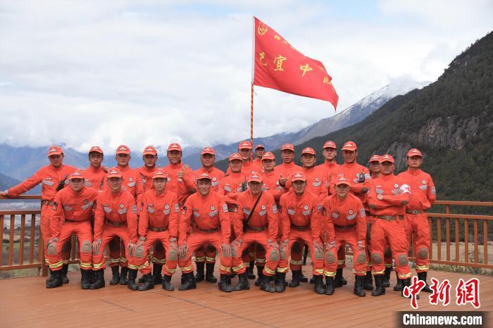 合影留念。　西繞拉翁 攝