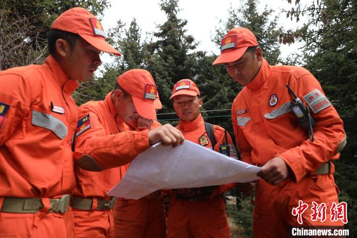 指戰(zhàn)員正在進(jìn)行地形勘察?！∥骼@拉翁 攝